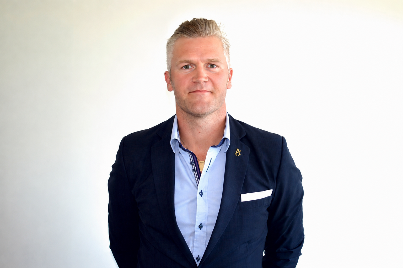 Andreas Enström i mörk kostym